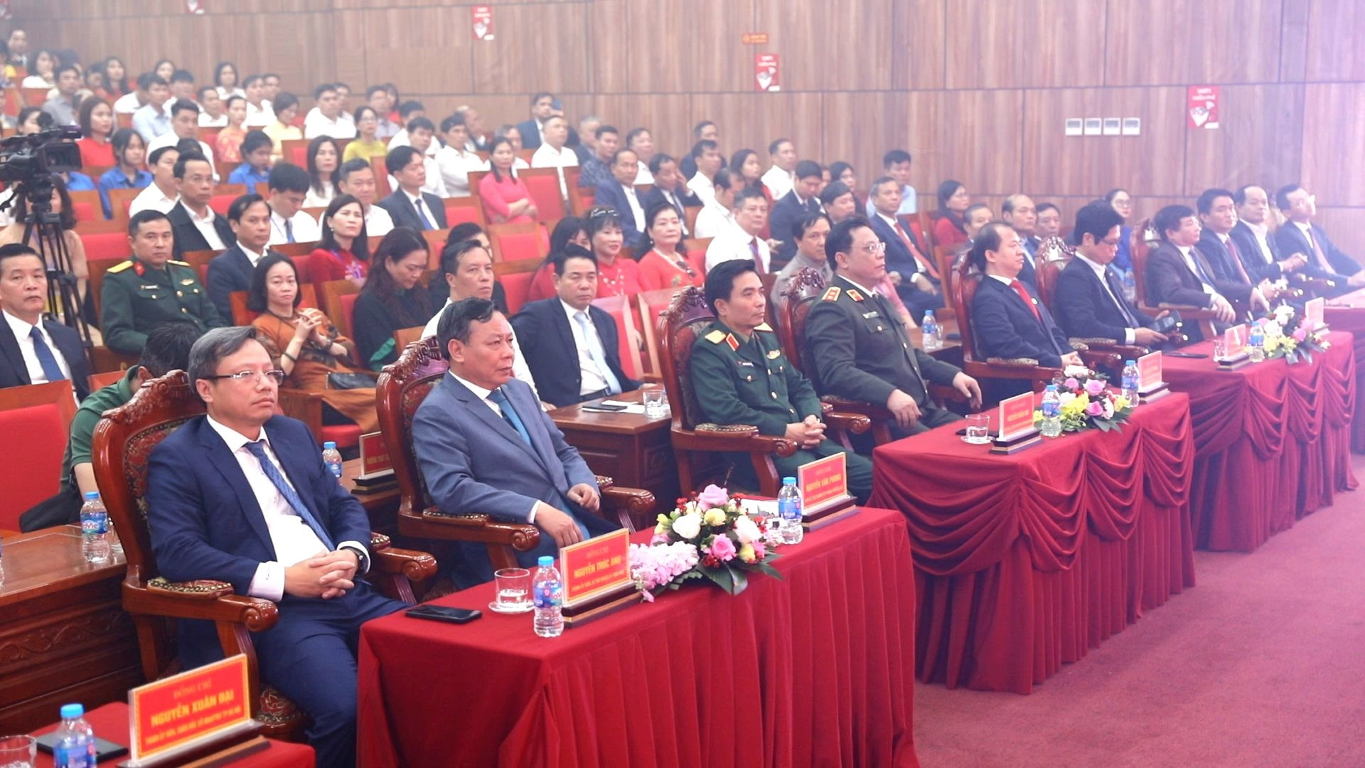 https://thanhuyhanoi.vn/data/Uploads/images/K%e1%bb%b7%20ni%e1%bb%87m%201480%20n%c4%83m%20L%c3%bd%20Nam%20%c4%90%e1%ba%bf%20l%c3%aan%20ng%c3%b4i%20Ho%c3%a0ng%20%c4%91%e1%ba%bf-2.jpg