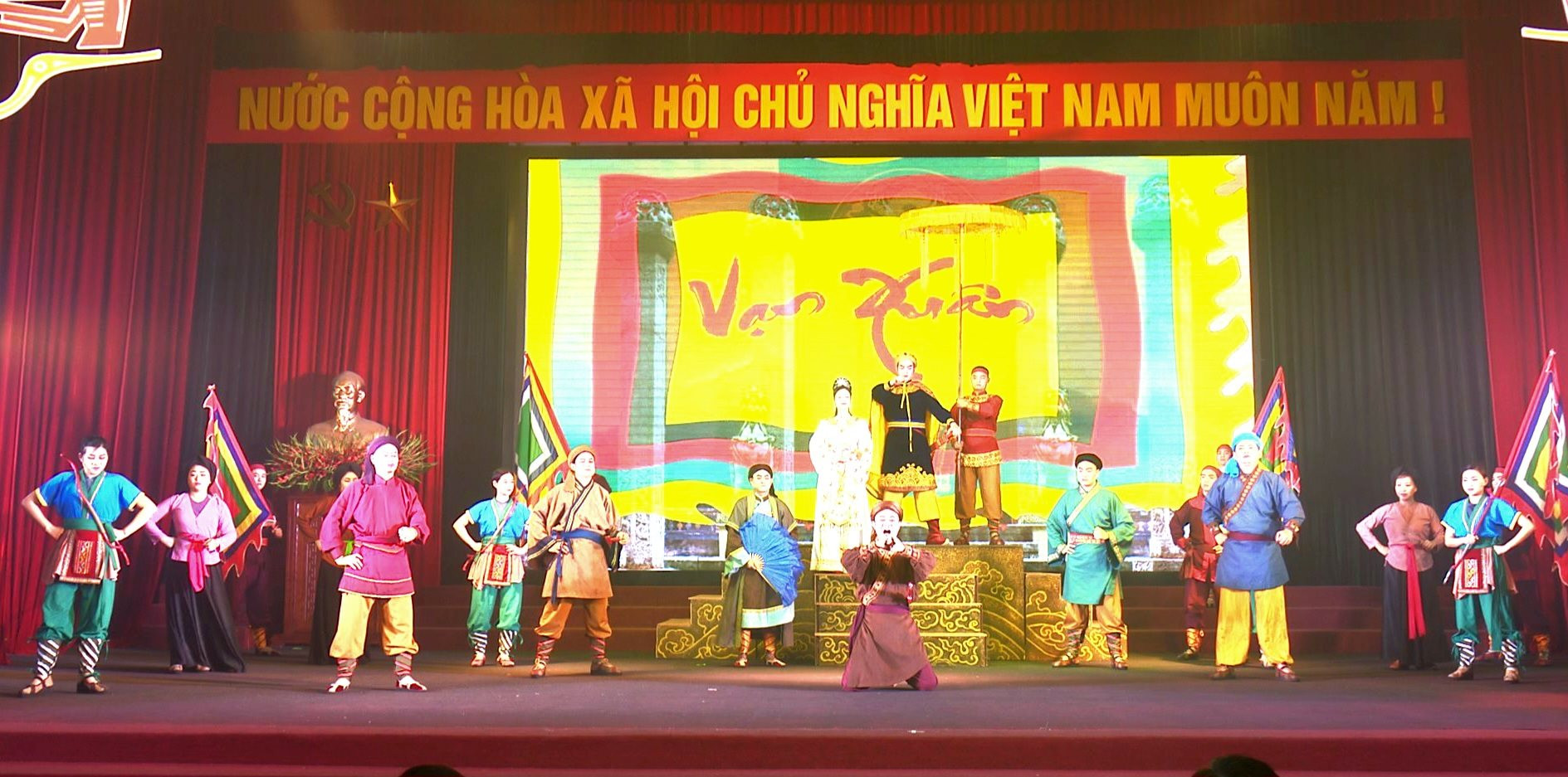https://thanhuyhanoi.vn/data/Uploads/images/K%e1%bb%b7%20ni%e1%bb%87m%201480%20n%c4%83m%20L%c3%bd%20Nam%20%c4%90%e1%ba%bf%20l%c3%aan%20ng%c3%b4i%20Ho%c3%a0ng%20%c4%91%e1%ba%bf-4.jpg