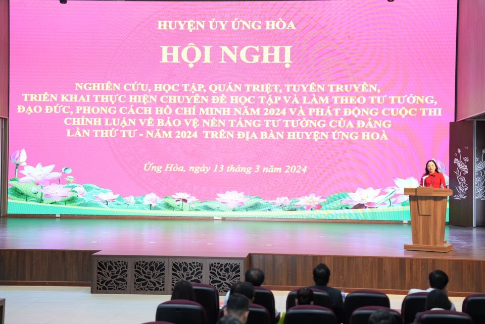 Thành ủy viên, Bí thư Huyện ủy Bùi Thị Thu Hiền phát biểu chỉ đạo tại hội nghị
