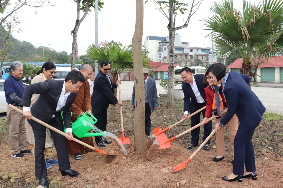 C&aacute;c đại biểu tham gia trồng c&acirc;y hữu nghị năm 2024 tại Khu di t&iacute;ch Quốc gia đặc biệt ch&ugrave;a Thầy, Quốc Oai.