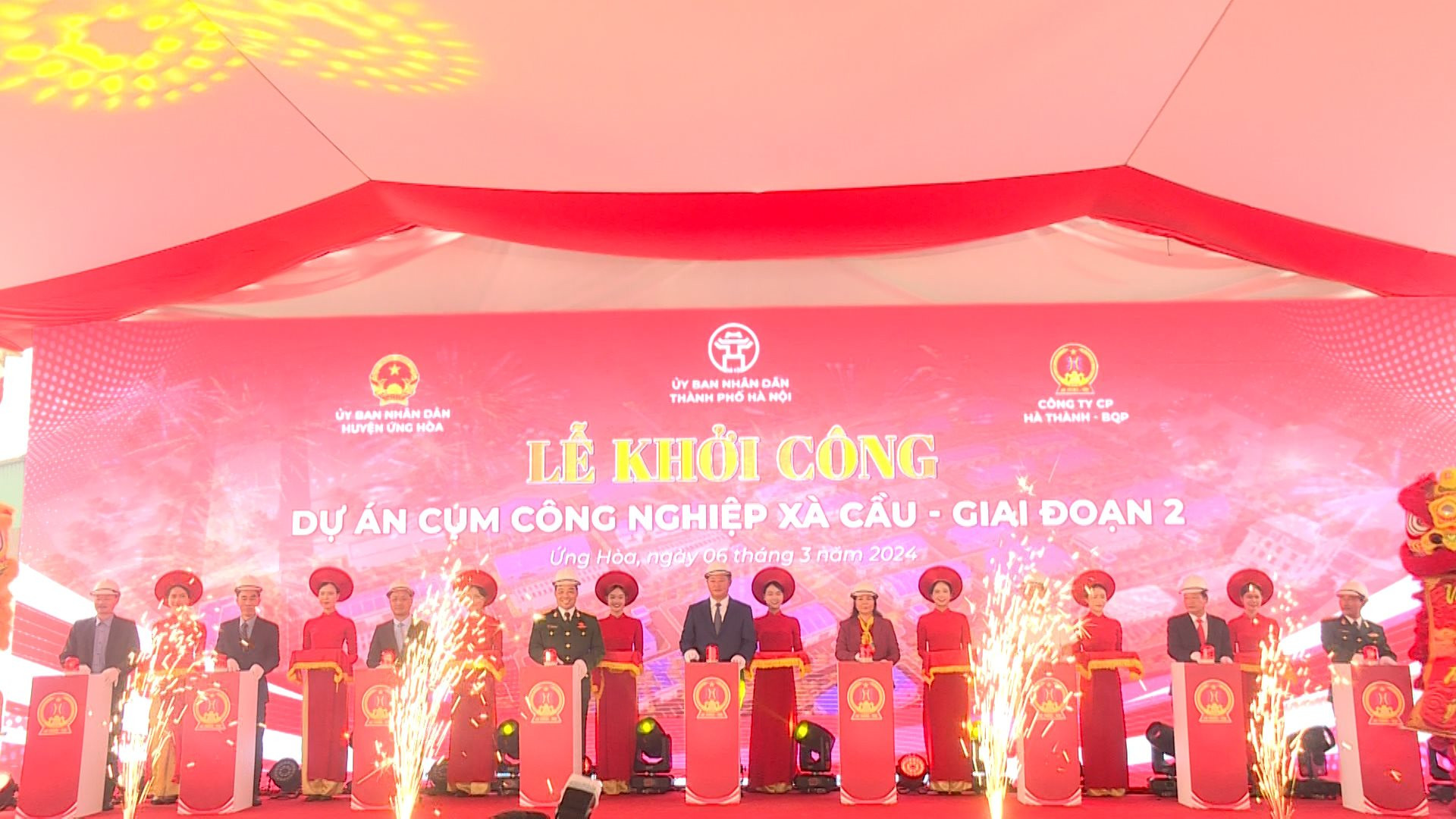 Các đại biểu bấm nút khởi công Dự án cụm công nghiệp Xà Cầu - Giai đoạn 2