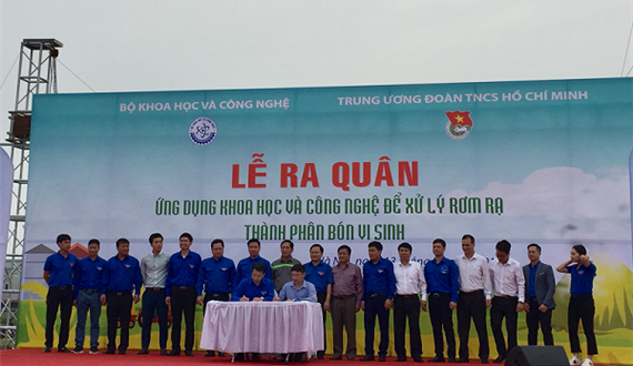 Ra quân Chương trình “Ứng dụng khoa học và công nghệ  xử lý rơm rạ thành phân vi sinh”