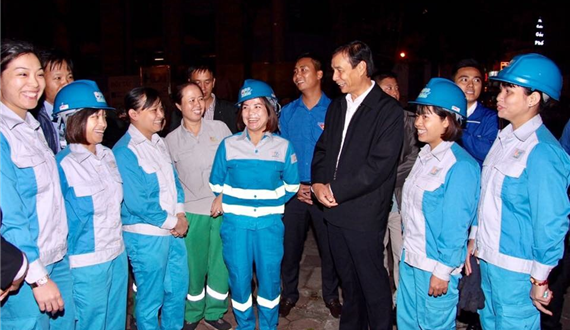 Phó Bí thư Thành ủy Đào Đức Toàn tặng quà các nữ công nhân