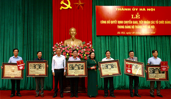 Thành ủy Hà Nội chuyển giao, tiếp nhận 6 tổ chức cơ sở Đảng