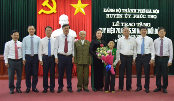 Phó Bí thư Thường trực Thành ủy trao Huy hiệu Đảng cho đảng viên lão thành