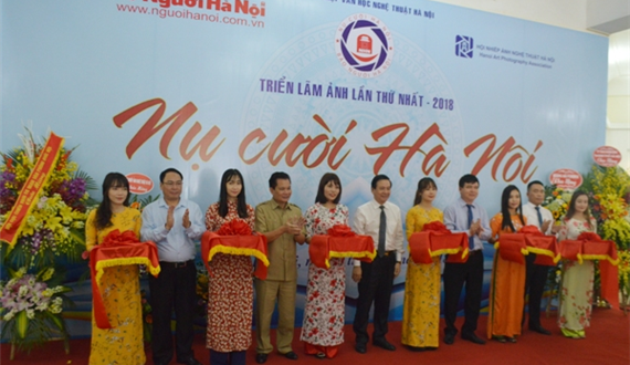 Trưng bày 100 khoảnh khắc “Nụ cười Hà Nội”