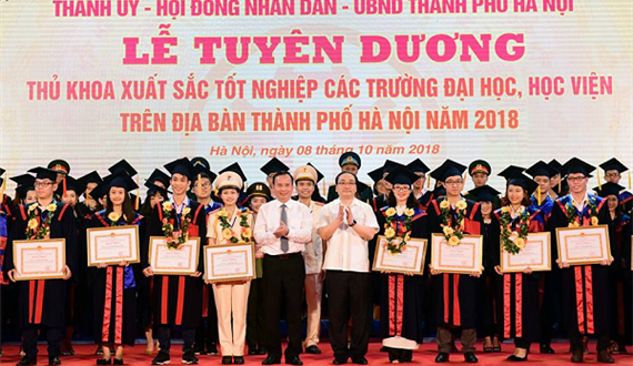 Hà Nội tuyên dương 88 thủ khoa xuất sắc