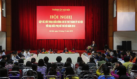 Bí thư Thành ủy Hà Nội Hoàng Trung Hải đối thoại với đại biểu phụ nữ Thủ đô