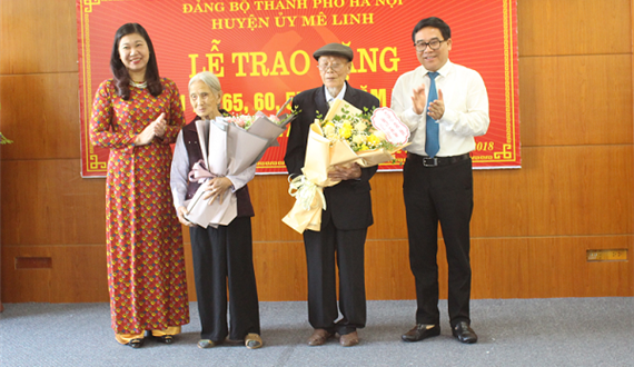 Trưởng ban Dân vận Thành ủy trao Huy hiệu Đảng cho các đảng viên lão thành