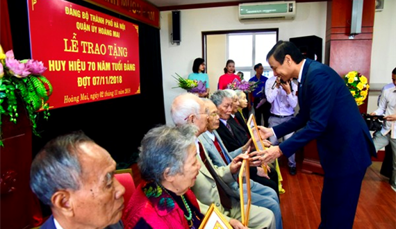 Phó Bí thư Thành ủy Đào Đức Toàn trao Huy hiệu cho các đảng viên lão thành quận Hoàng Mai