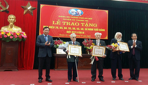 Trưởng ban Tuyên giáo Thành ủy trao Huy hiệu Đảng tại huyện Thanh Trì