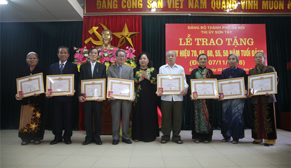 Chủ tịch HĐND Thành phố trao Huy hiệu Đảng cho đảng viên lão thành thị xã Sơn Tây