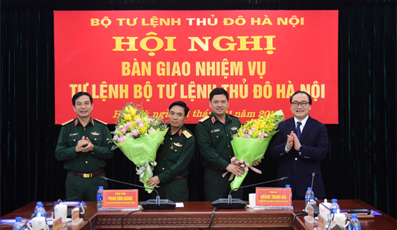 Bàn giao nhiệm vụ Tư lệnh Bộ Tư lệnh Thủ đô