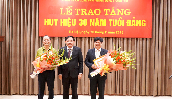 Trao tặng Huy hiệu 30 năm tuổi Đảng cho đảng viên