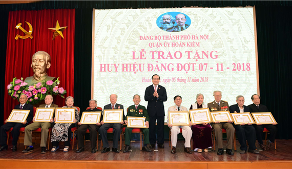 Bí thư Thành ủy Hà Nội Hoàng Trung Hải trao Huy hiệu Đảng cho đảng viên lão thành quận Hoàn Kiếm