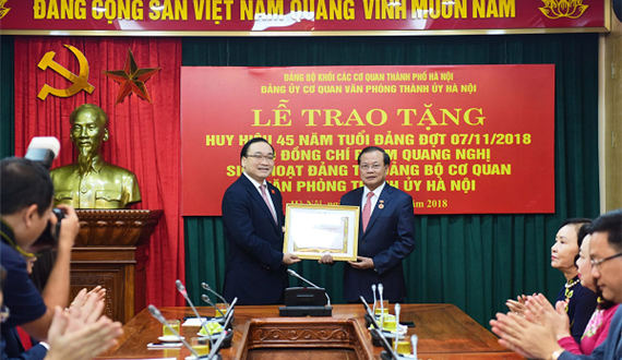 Trao tặng Huy hiệu 45 năm tuổi Đảng cho nguyên Bí thư Thành ủy Hà Nội Phạm Quang Nghị