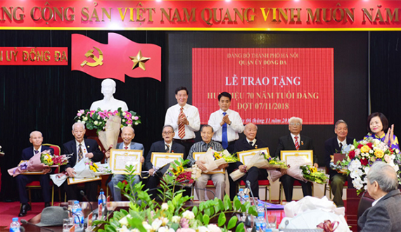 Chủ tịch UBND Thành phố trao tặng Huy hiệu 70 năm tuổi Đảng tại quận Đống Đa
