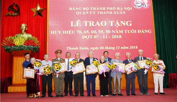 Trưởng ban Tuyên giáo Thành ủy trao Huy hiệu Đảng cho đảng viên lão thành
