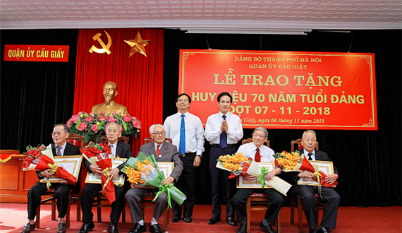 Trưởng Ban Nội chính trao Huy hiệu Đảng cho các đảng viên lão thành quận Cầu Giấy