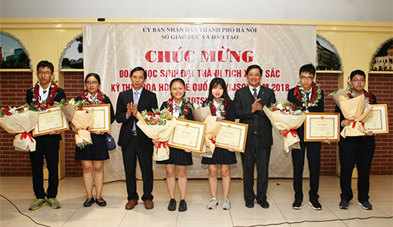 Tuyên dương đoàn học sinh Hà Nội đạt thành tích xuất sắc trong Kỳ thi Olympic Khoa học trẻ quốc tế IJCO