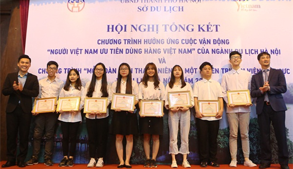 Đội hình thanh niên tình nguyện “Hỗ trợ du lịch Thăng Long - Hà Nội” hoạt động hiệu quả