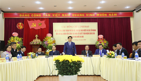 Chủ tịch UBND Thành phố Nguyễn Đức Chung động viên, khen thưởng đột xuất cán bộ công chức ngành Kho bạc, Thuế Thủ đô