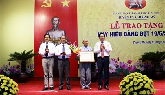 Chương Mỹ: 168 đảng viên nhận Huy hiệu Đảng đợt 19/5