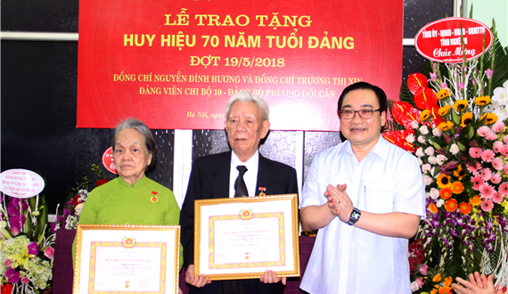 Bí thư Thành ủy Hoàng Trung Hải trao Huy hiệu 70 năm  tuổi Đảng cho vợ chồng đồng chí Nguyễn Đình Hương