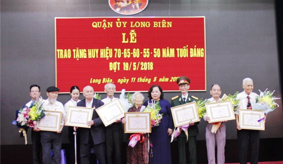 Phó Bí thư Thành ủy, Chủ tịch HĐND thành phố Nguyễn Thị Bích Ngọc trao Huy hiệu 70 năm tuổi Đảng tại quận Long Biên