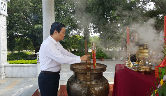 Đoàn đại biểu thành phố Hà Nội viếng Nghĩa trang  Liệt sĩ Tân Biên, tỉnh Tây Ninh
