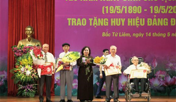 Phó Bí thư Thành ủy, Chủ tịch HĐND Thành phố Nguyễn Thị Bích Ngọc trao Huy hiệu Đảng tại quận Bắc Từ Liêm