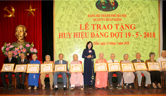 Lãnh đạo Thành ủy trao Huy hiệu cho đảng viên lão thành quận Hoàn Kiếm