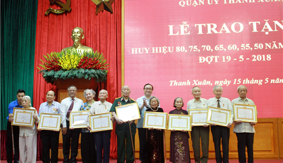 Bí thư Thành uỷ Hà Nội Hoàng Trung Hải trao Huy hiệu đảng cho các đồng chí đảng viên lão thành