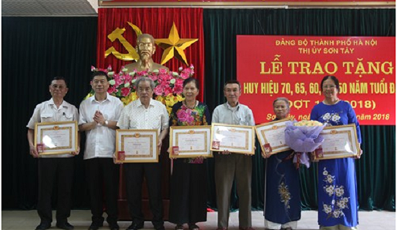 Sơn Tây trao tặng Huy hiệu Đảng đợt 19/5