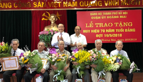 Quận ủy Hoàng Mai trao huy hiệu 70 năm tuổi Đảng đợt 19-5