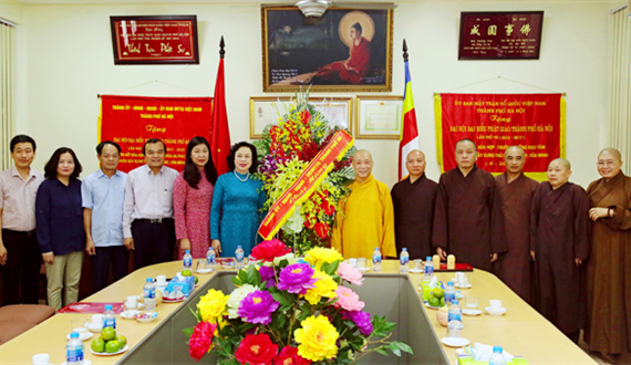Đồng chí Ngô Thị Thanh Hằng chúc mừng Ban Trị sự Giáo hội Phật giáo Việt Nam thành phố Hà Nội