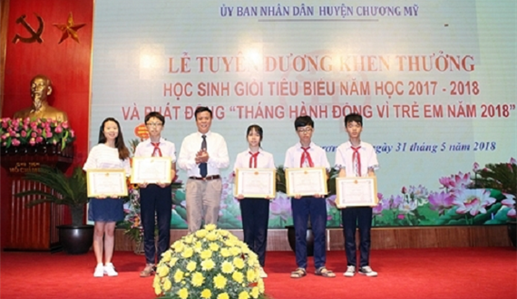 Huyện Chương Mỹ khen thưởng hơn 400 học sinh giỏi tiêu biểu năm học 2017-2018