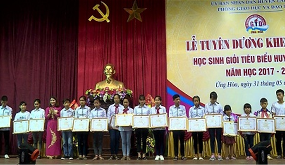 Hơn 200 học sinh giỏi tiêu biểu huyện Ứng Hòa được tuyên dương