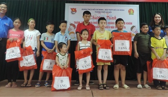 Thành đoàn Hà Nội tặng quà thiếu nhi có hoàn cảnh khó khăn