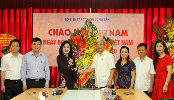 Phó Bí thư Thường trực Thành ủy Ngô Thị Thanh Hằng chúc mừng các cơ quan báo chí nhân kỷ niệm 93 năm Ngày Báo chí cách mạng Việt Nam