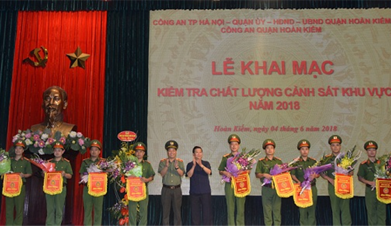Quận Hoàn Kiếm kiểm tra chất lượng cảnh sát khu vực năm 2018