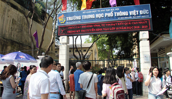 Sáng nay, học sinh Hà Nội làm thủ tục thi vào lớp 10 THPT