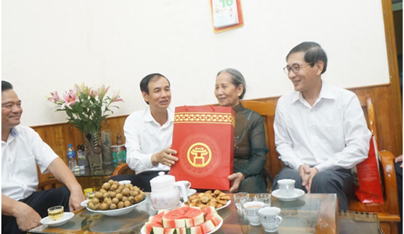 Phó Bí thư Thành ủy Hà Nội thăm, tặng quà gia đình chính sách tại quận Ba Đình