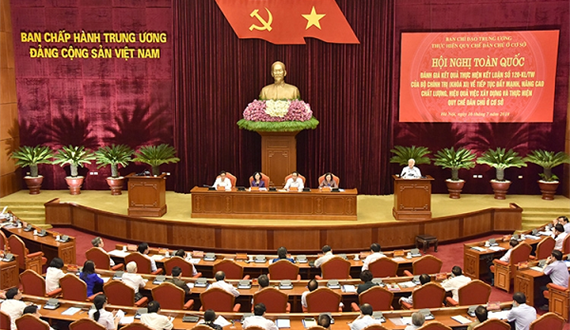 Đi đôi với phát huy, mở rộng dân chủ, phải chú trọng giữ nghiêm kỷ cương, kỷ luật; đề cao trách nhiệm xã hội, trách nhiệm công dân