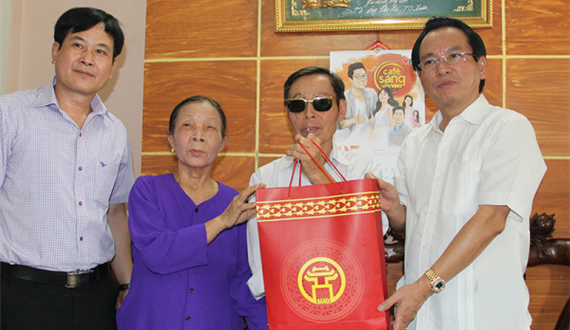 Chủ tịch Ủy ban MTTQ Việt Nam thành phố Hà Nội thăm, tặng quà thương binh tại huyện Đan Phượng