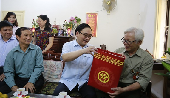 Đồng chí Bí thư Thành ủy thăm, tặng quà gia đình chính sách