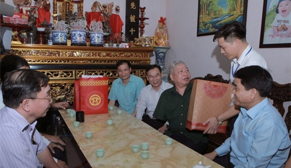 Chủ tịch UBND Thành phố thăm hỏi 2 gia đình chính sách tại quận Bắc Từ Liêm