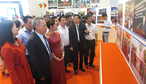 Trưng bày gần 200 bức ảnh tại triển lãm “Hà Nội đổi mới và phát triển”