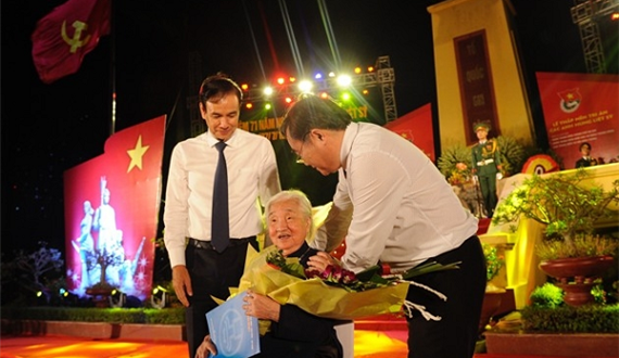 Tuổi trẻ Thủ đô thắp nến tri ân các Anh hùng liệt sĩ tại Nghĩa trang Mai Dịch