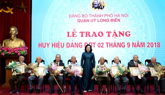 Lãnh đạo Thành ủy trao Huy hiệu 70 năm tuổi Đảng cho đảng viên lão thành
